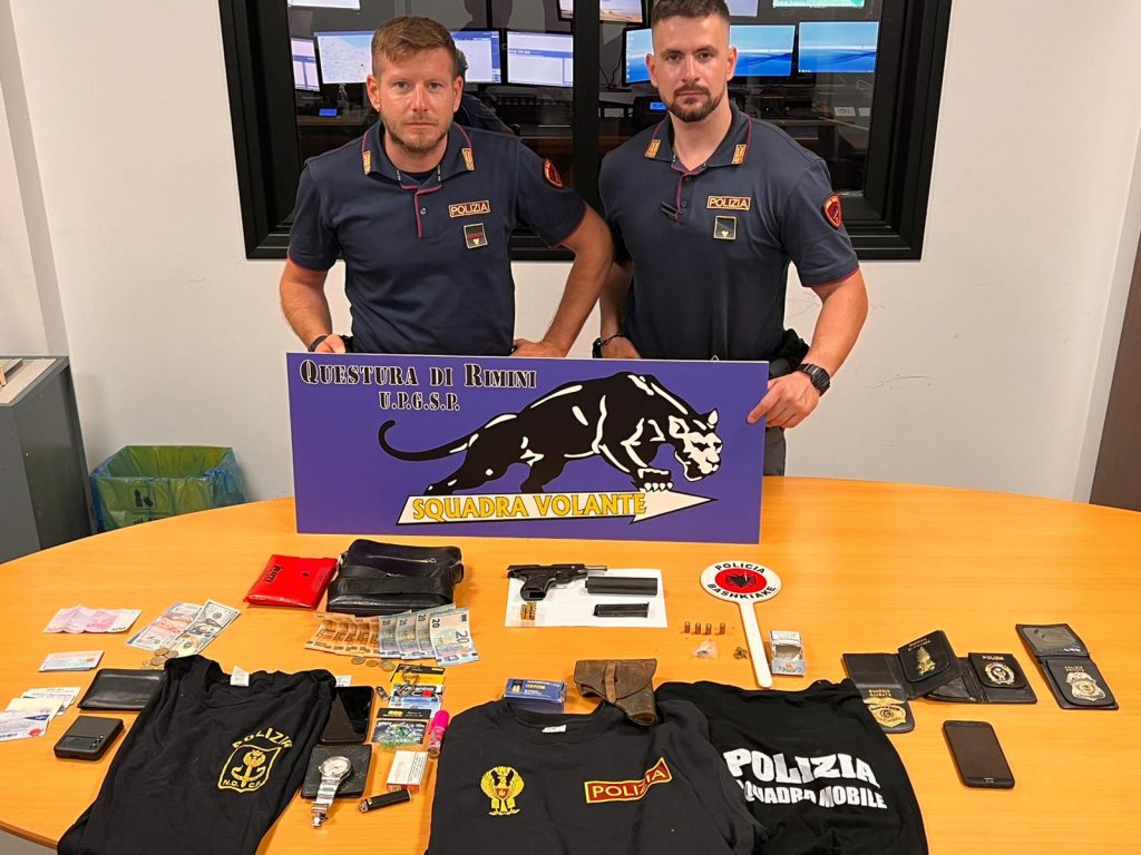 RIMINI: SCOPERTI IN POSSESSO DI UN’ARMA CLANDESTINA E SEGNI DISTINTIVI IN USO AI CORPI DI POLIZIA
