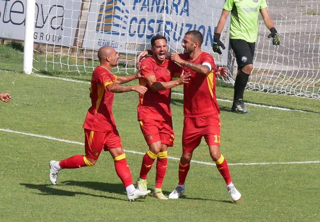 CALCIO: LA TRIPLETTA DI GUIDONE REGALA LA VITTORIA AL RAVENNA FC