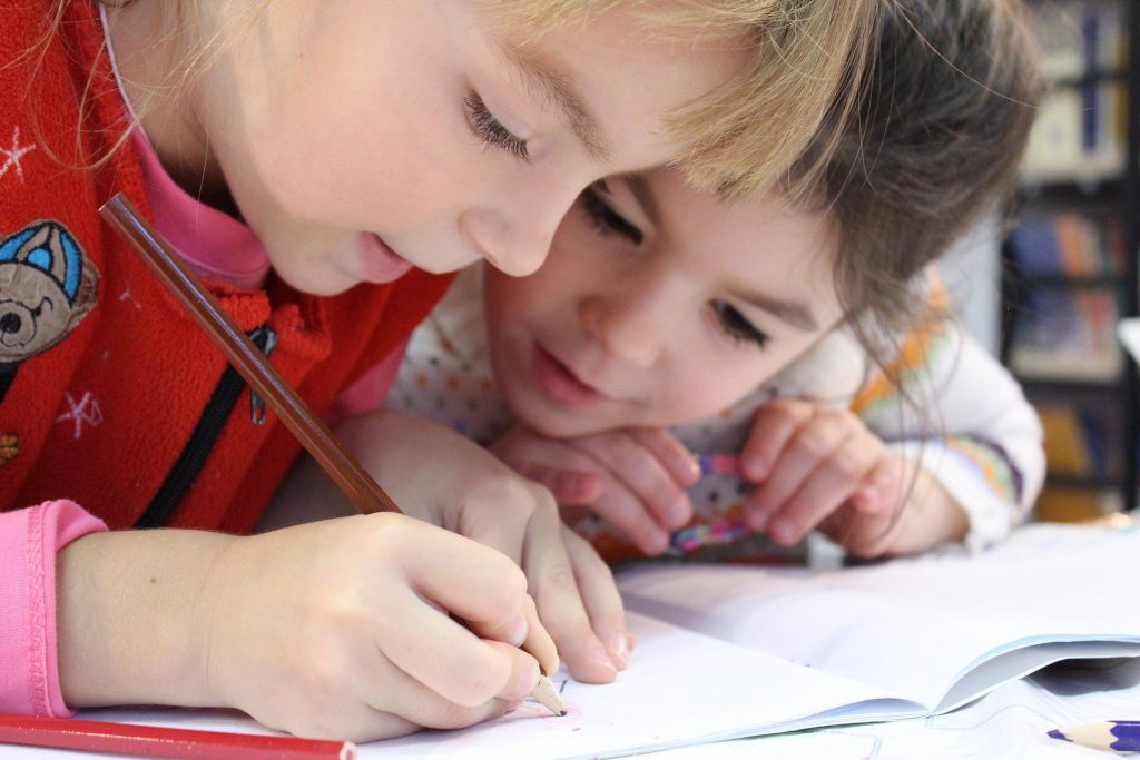 RAVENNA: RACCOLTA FONDI PER L’ACQUISTO DI MATERIALE SCOLASTICO PER LE FAMIGLIE IN DIFFICOLTÀ