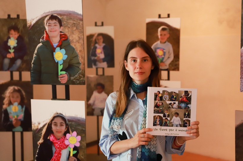 Forlì: “Un fiore per il mondo”, una mostra sociale e fotografica nella Pediatria forlivese