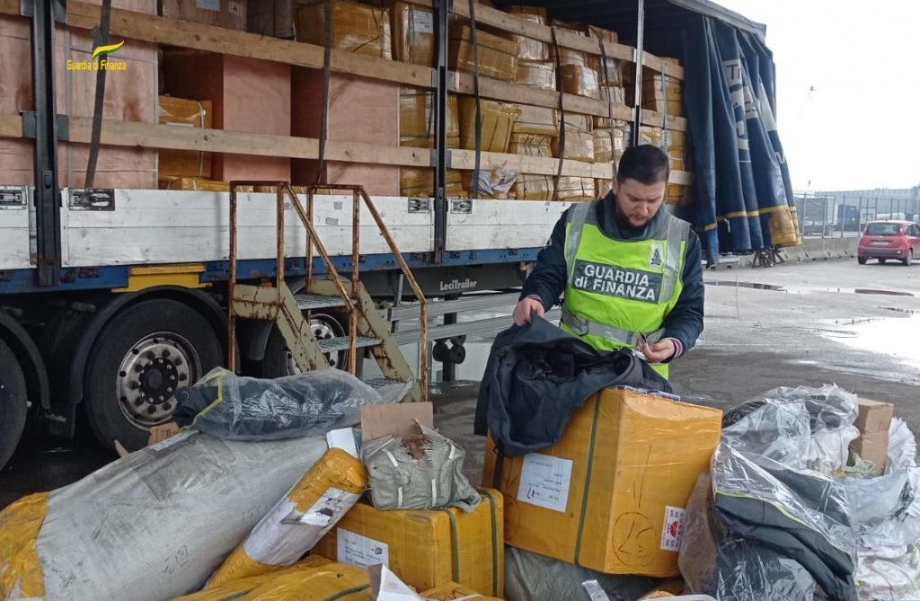 RAVENNA: SEQUESTRATI 25MILA PRODOTTI SENZA CERTIFICAZIONE PROVENIENTI DALLA CINA