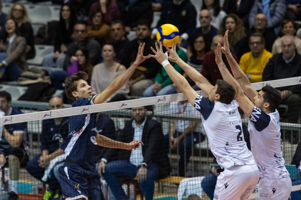 VOLLEY A2: SIENA SBANCA IL PALA DE ANDRE’ CON UN AVVINCENTE 3-2