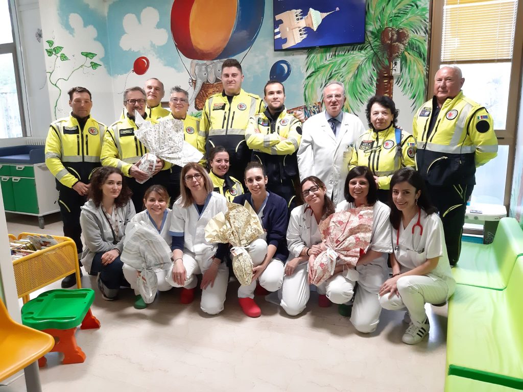 FAENZA: LA PROTEZIONE CIVILE CONSEGNA UOVA DI PASQUA AI REPARTI DI PEDIATRIA