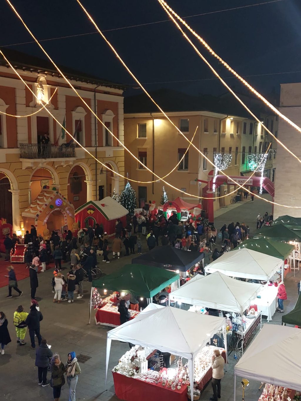 MASSA LOMBARDA: LA MAGIA DEL NATALE TORNA IN PIAZZA IL 20 DICEMBRE CON “COME IN UNA BOLLA”