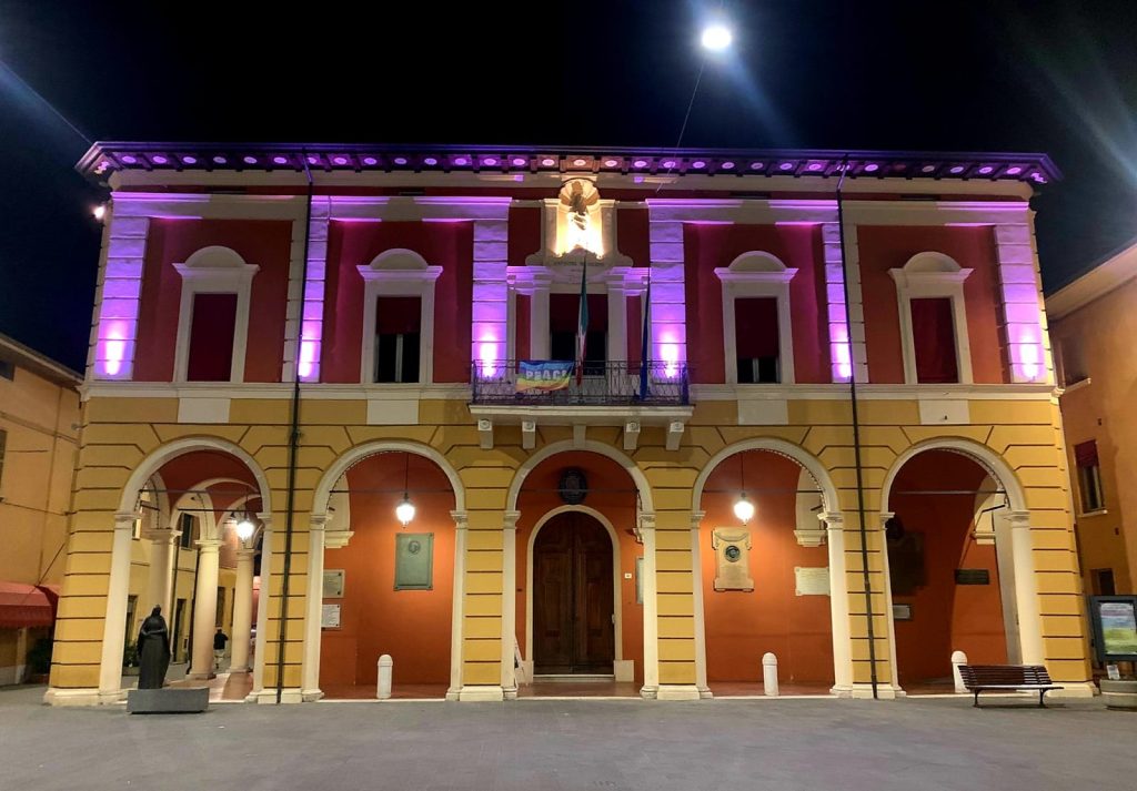 MASSA LOMBARDA: SI ILLUMINA DI LILLA PER LA GIORNATA NAZIONALE DEL “FIOCCHETTO LILLA” CONTRO I DISTURBI ALIMENTARI