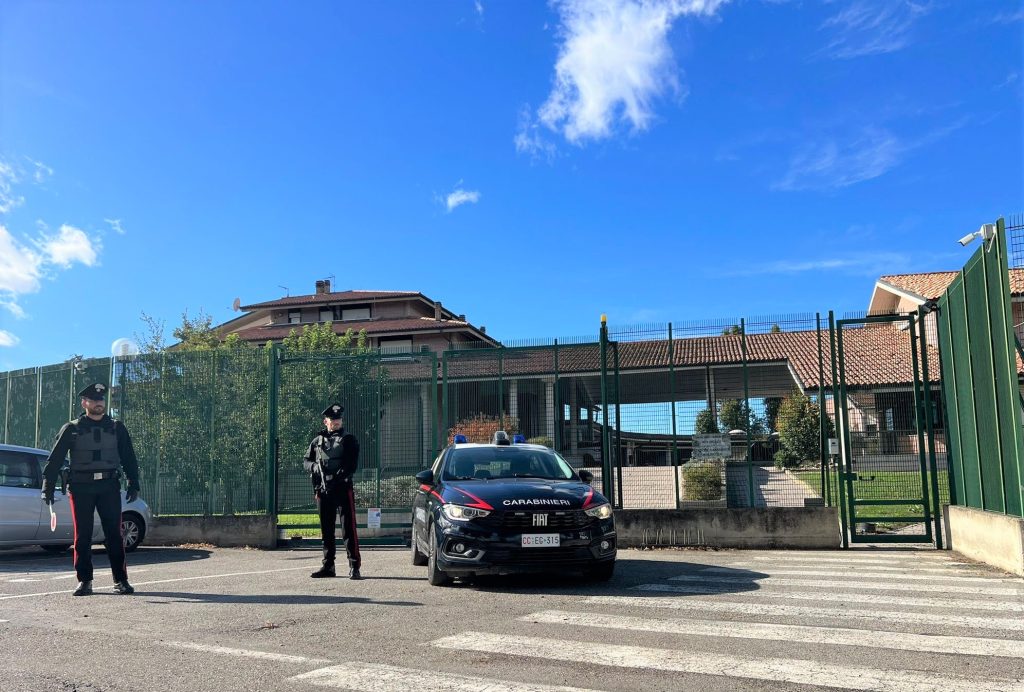 SI DENUDA, INSULTA E AGGREDISCE, STRANIERO ARRESTATO: FERITO UN MILITARE