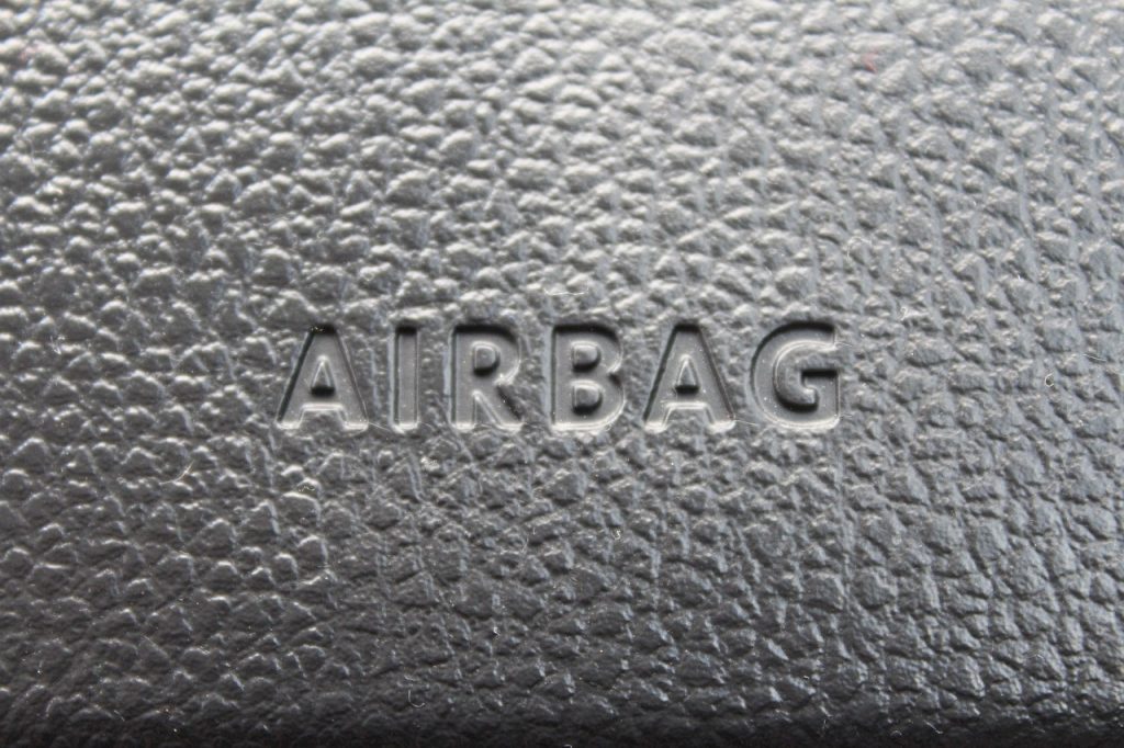 AIRBAG DIFETTOSI CITROËN E DS: RICHIAMATI OLTRE MEZZO MILIONE DI VEICOLI. L’AZIONE DI ADICONSUM
